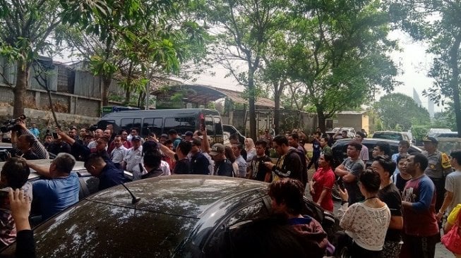 Aulia Kesuma dalam rekonstruksi di Kalibata City terkait kasus pembunuhan suami dan anak tiri. (Suara.com/Arga).