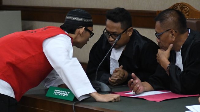 Terdakwa kasus kerusuhan 21-22 Mei 2019 menjalani sidang tuntutan di Pengadilan Negeri Jakarta Pusat, Jakarta, Rabu (4/9). [ANTARA FOTO/Aditya Pradana Putra]