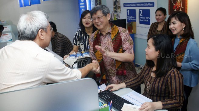 Direktur PT Bank Central Asia Tbk (BCA) Henry Koenaifi (kedua kiri) dan Lianawaty Suwono (tengah) didampingi oleh Kepala Kantor Wilayah X BCA Lukman (kanan) menyapa nasabah sebagai bentuk ungkapan terima kasih atas kesetiaan nasabah menggunakan layanan dan produk perbankan BCA di BCA Kantor Cabang Utama (KCU) Pasar Baru, Rabu (04/09). [Suara.com/Oke Atmaja]