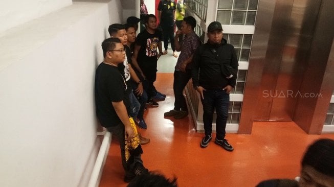 Fans Malaysia Masih Stuck di SUGBK, Tunggu Arahan Polisi untuk Bisa Pulang