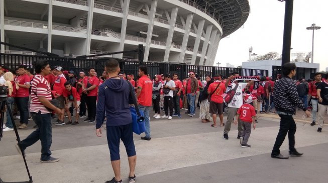 Antrian suporter Garuda yang akan memasuki ring road SUGBK saat laga Indonesia Vs Malaysia, Kamis (5/9/2019). [Suara.com/Adie Prasetyo]