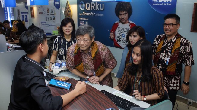 Direktur PT Bank Central Asia Tbk (BCA) Henry Koenaifi (kedua kiri) dan Lianawaty Suwono (tengah) didampingi oleh Kepala Kantor Wilayah X BCA Lukman (kanan) menyapa nasabah sebagai bentuk ungkapan terima kasih atas kesetiaan nasabah menggunakan layanan dan produk perbankan BCA di BCA Kantor Cabang Utama (KCU) Pasar Baru, Rabu (04/09). [Suara.com/Oke Atmaja]