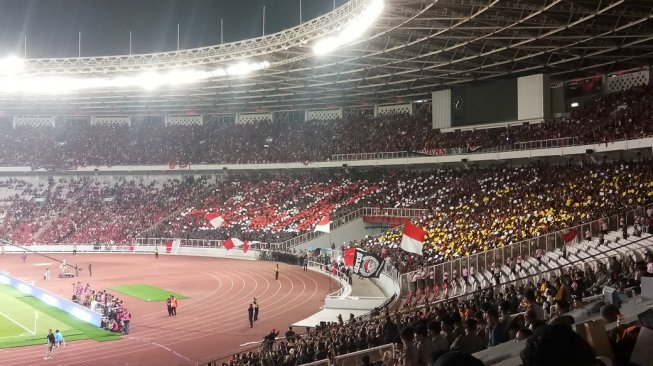 Koreografi suporter timnas Indonesia saat melawan Malaysia di SUGBK, Senayan, Jakarta, Kamis (5/9/2019). (Adie Prasetyo Nugraha/suara.com).