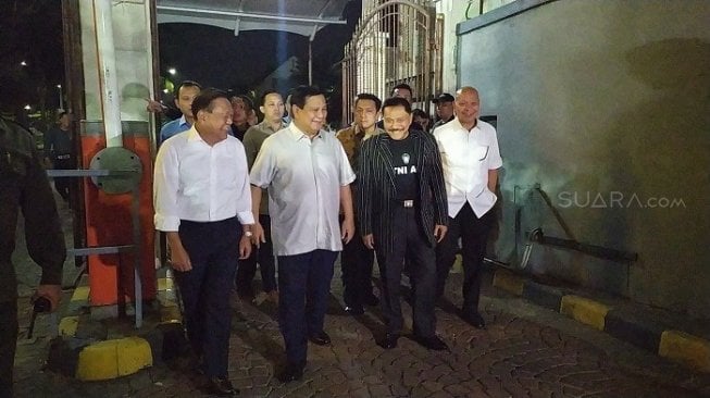 Ketum Partai Gerindra seusai bertandang ke rumah Hendropriyono. (Suara.com/Tio).