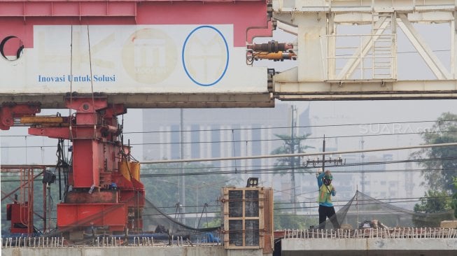 Pekerja merampungkan proyek double-double track (DDT) atau rel ganda Manggarai-Bekasi, Jakarta, Kamis (5/9). [Suara.com/Angga Budhiyanto]