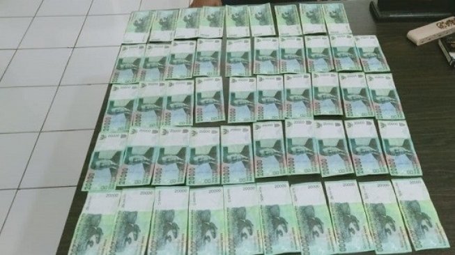 Barang bukti uang palsu yang disita polisi dari seorang emak-emak di Bekasi. (Foto: Dok. Kepolisian)