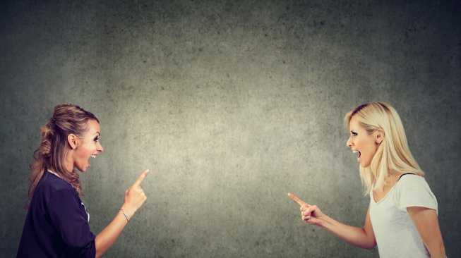 Perempuan bertengkar dengan tetangganya. (Shutterstock)