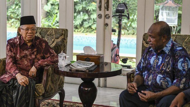 Wakil Presiden terpilih Maruf Amin (kiri) berbincang dengan Ketua Perwakilan Pendeta Papua Richard Tonjau (kanan) saat melakukan pertemuan di Jakarta, Kamis (5/9). [ANTARA FOTO/Muhammad Adimaja]