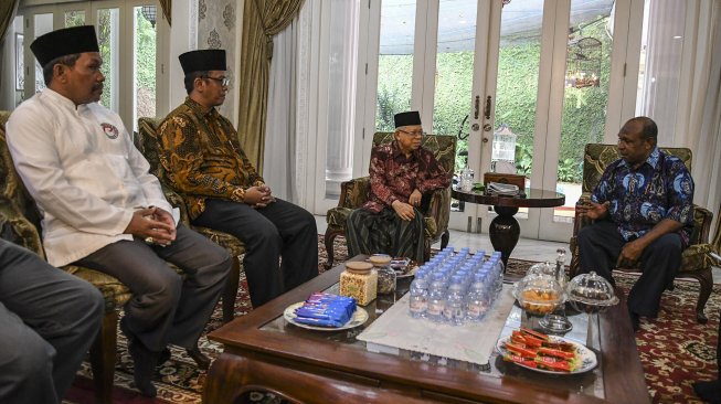 Wakil Presiden terpilih Maruf Amin (kiri) berbincang dengan Ketua Perwakilan Pendeta Papua Richard Tonjau (kanan) saat melakukan pertemuan di Jakarta, Kamis (5/9). [ANTARA FOTO/Muhammad Adimaja]