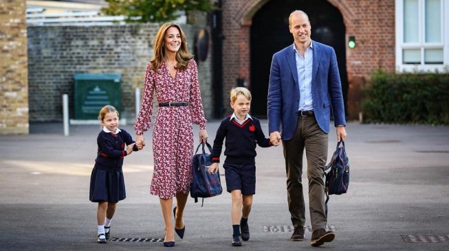 Putri Charlotte hari pertama sekolah. (Instagram/@kensingtonroyal)