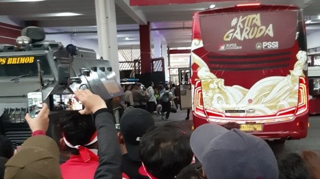 Suporter mengabadikan pemain tim nasional Indonesia saat tiba dengan bus di Stadion Utama Gelora Bung Karno, Jakarta, Kamis (5/9/2019). Mereka akan menghadapi Malaysia dalam laga Grup G Kualifikasi Piala Dunia 2022 zona Asia. (Michael Siahaan)