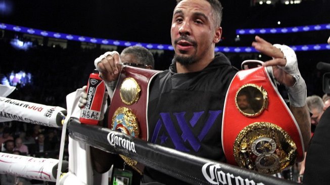 Andre Ward merayakan keberhasilannya mempertahankan sabuk juara dunia kelas berat ringan WBO, WBA (Super), dan IBF usai menang angka mutlak atas Sergey Kovalev, Sabtu (19/11/2016). [AFP/John Gurzinski]