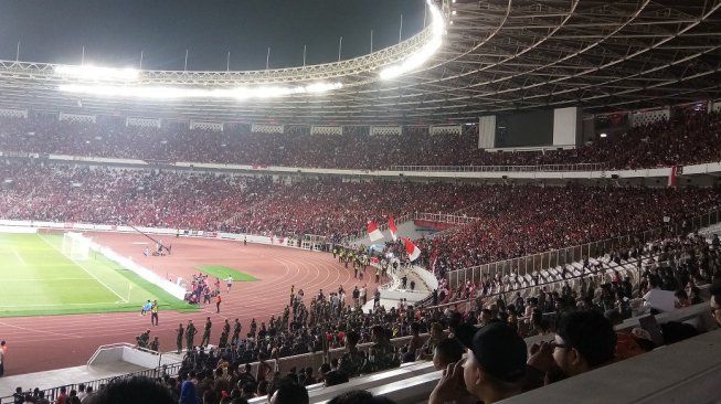 Tribune suporter Malaysia di SUGBK saat pertandingan melawan timnas Indonesia, Kamis (5/9/2019) kini dijaga ketat oleh aparat keamanan. [Suara.com/Adie Prasetyo]