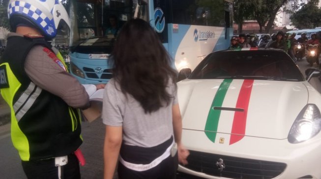 Seorang pengemudi mobil mewah jenis Ferrari ditilang polisi di Jalan Jati Baru, Tanah Abang, Jakarta Pusat, Rabu (4/9/2019) kemarin. (Foto dok. Polisi)