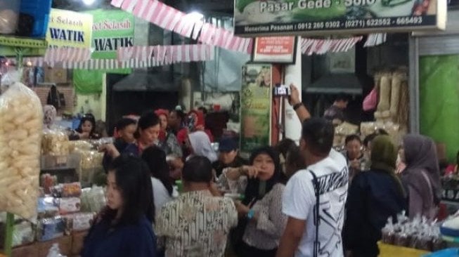 Es Dawet Telasih Bu Dermi tak pernah sepi dari para pengunjung yang rela antre demi menikmati kesegarannya. (Suara.com/Rauhanda)