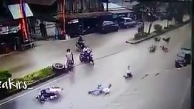 Gara-gara Pemotor Asal Nyeberang, Pemotor Lain Jatuh Berjamaah