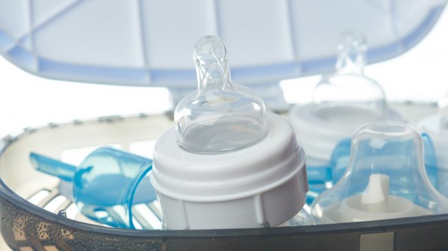 Alat steril botol susu, steamer bayi [shutterstock]