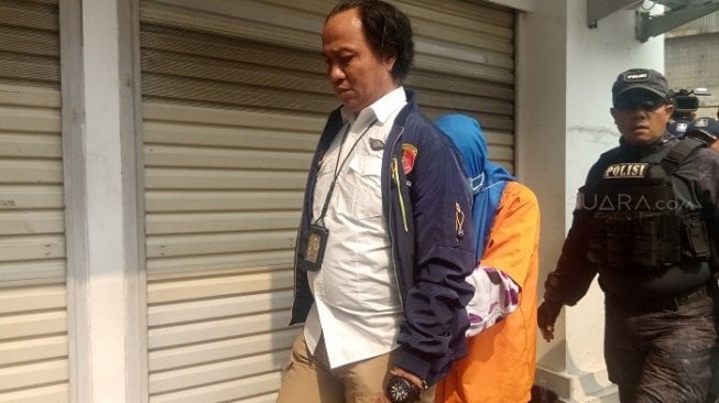 Aulia Kesuma dalam rekonstruksi di Kalibata City terkait kasus pembunuhan suami dan anak tiri. (Suara.com/Arga).