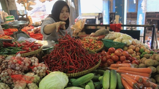 Pedagang sayuran menata dagangannya di Pasar Minggu, Jakarta, Kamis (5/9). [Suara.com/Angga Budhiyanto]