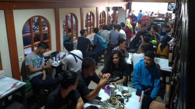 Warung Kopi Asiang di Pontianak selalu ramai pengunjung. (Suara.com/M. Reza Sulaiman)