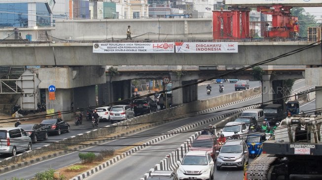 Pekerja merampungkan proyek double-double track (DDT) atau rel ganda Manggarai-Bekasi, Jakarta, Kamis (5/9). [Suara.com/Angga Budhiyanto]