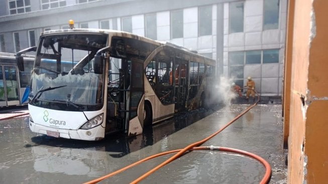 Sebuah bus terbakar di Bandara I Gusti Ngurah Rai Bali. (Istimewa)