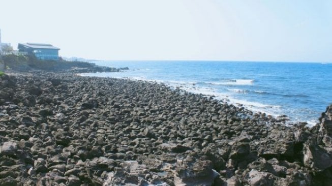 Pemandangan di pantai Yongduam Rock. (Suara.com/Silfa Humairah)