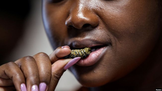 Seorang pelanggan,mencicipi cacing Mopane di Restoran Insect Experience di Cape Town, Afrika Selatan (Foto: Reuters)