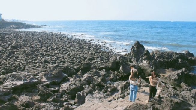 Yongduam Rock Kaya akan Legenda, Wisata Dekat Bandara Jeju Korsel Nih