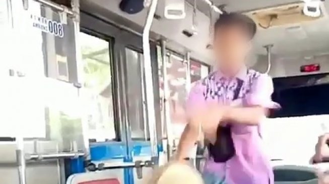 Ongkos Kurang Rp 500, Kondektur Bus di Solo Dorong Emak-emak