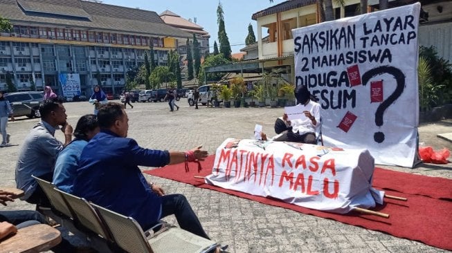 Tak Terima Dituduh Mesum, Dua Mahasiswa Unitomo Gelar Protes di Rektorat