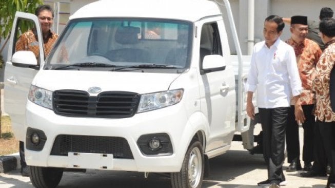 Presiden Joko Widodo (kanan) didampingi Menteri Perindustrian Airlangga Hartarto (kiri) mengamati salah satu produk mobil keluaran pabrik mobil Esemka saat meresmikan pabrik mobil PT. Solo Manufaktur Kreasi (Esemka) di Boyolali, Jawa Tengah, Jumat (6/9/2019) [ANTARA FOTO/Aloysius Jarot Nugroho/wpa].