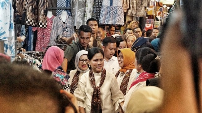 Borong Batik, Iriana Jokowi Bikin Kaget Pedagang di Pasar Beringharjo