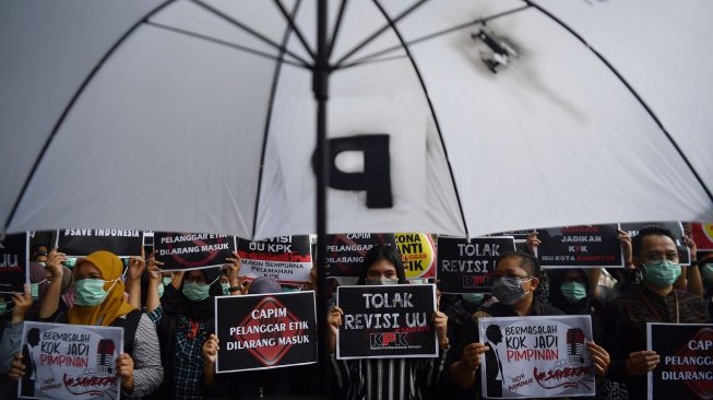 Pegawai KPK menggelar aksi unjuk rasa di kantor KPK, Jakarta, Jumat (6/9). [ANTARA FOTO/Sigid Kurniawan]