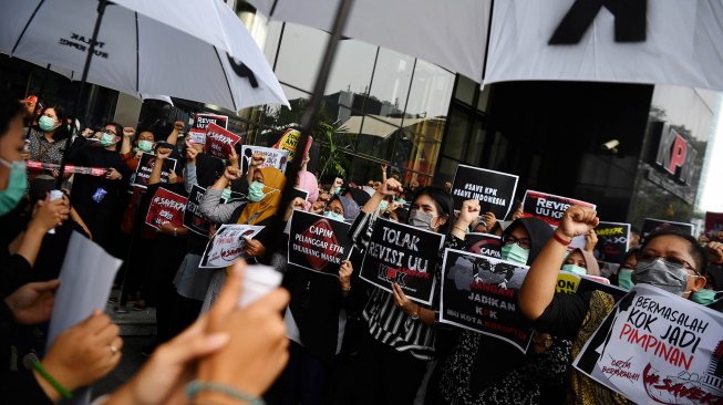 Pegawai KPK menggelar aksi unjuk rasa di kantor KPK, Jakarta, Jumat (6/9). [ANTARA FOTO/Sigid Kurniawan]