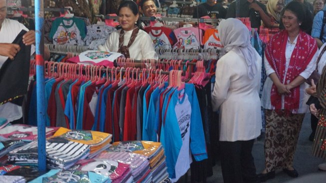 Iriana Jokowi belanja batik di Pasar Beringharjo, Jumat (6/9/2019). (Suara.com/Putu Ayu)