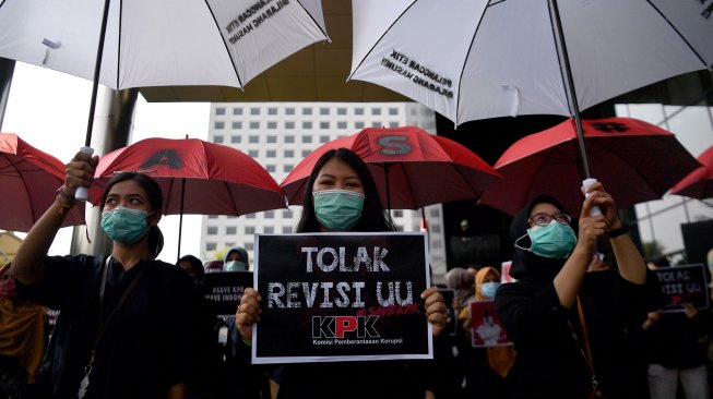 Pegawai KPK menggelar aksi unjuk rasa di kantor KPK, Jakarta, Jumat (6/9). [ANTARA FOTO/Sigid Kurniawan]