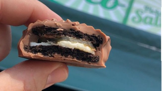 Bikin Penasaran, Toko Permen Ini Jual Cokelat Oreo Berisi Acar