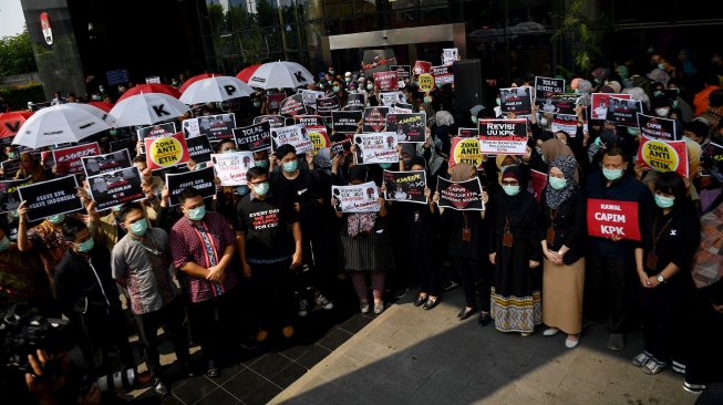 Pegawai KPK menggelar aksi unjuk rasa di kantor KPK, Jakarta, Jumat (6/9). [ANTARA FOTO/Sigid Kurniawan]