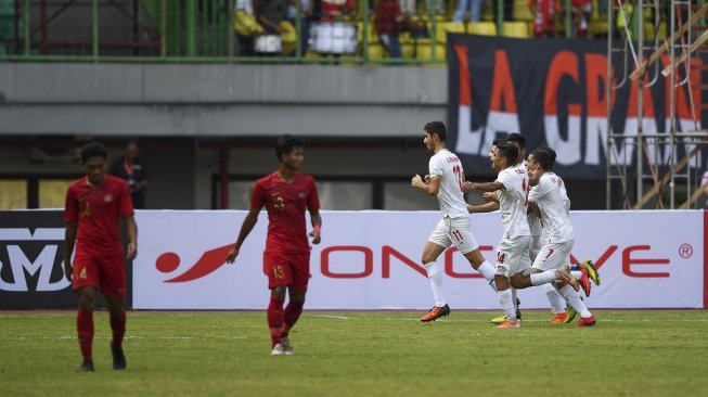 Pesepak bola timnas U-19 Iran melakukan selebrasi seusai mencetak gol ke gawang timnas Indonesia pada pertandingan persahabatan di Stadion Patriot Candrabhaga, Bekasi, Jawa Barat, Sabtu (7/9/2019). Timnas U-19 Indonesia dikalahkan Iran dengan skor 2-4. ANTARA FOTO/Nova Wahyudi/aww.