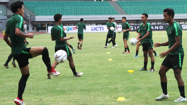 Para pemain Timnas Indonesia U-19 mengikuti sesi latihan di Stadion Patriot Candrabhaga, Bekasi, Jawa Barat, Jumat (6/9/2019). Latihan tersebut guna mempersiapkan fisik pertandingan laga persahabatan Timnas Indonesia U-19 melawan Iran U-19 pada Sabtu (7/9/2019), di Stadion Patriot Candrabhaga, Bekasi. ANTARA FOTO/Risky Andrianto