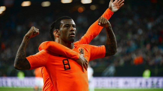 Penyerang Timnas Belanda, Georginio Wijnaldum merayakan gol ke gawang Timnas Jerman pada lanjutan kualifikasi Piala Eropa 2020 antara Jerman vs Belanda di Stadion Volkspark, Hamburg, Sabtu (7/9/2019). (PATRIK STOLLARZ / AFP)