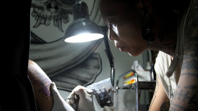 Bobby mentatto di studio tattoo Taring Babi di Lenteng Agung, Jakarta Selatan.