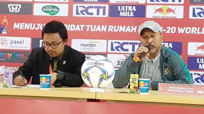 Pelatih Timnas Indonesia U-19 Fakhri Husaini dalam jumpa pers usai dikalahkan Iran U-19 dengan skor 2-4 pada laga uji coba yang berlangsung di Stadion Patriot, Bekasi, Sabtu (7/9/2019). (Adie Prasetyo Nugraha/suara.com).