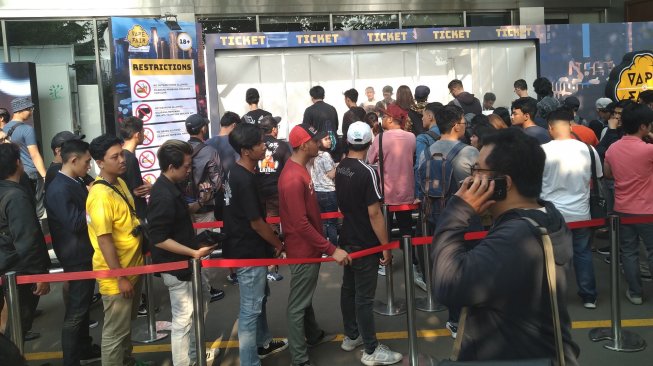 Pengunjung mengular di loket tiket pameran Vape Fair 2019 di JCC, Senayan, Jakarta, Sabtu (7/9/2019). [Suara.com/Tivan Rahmat]