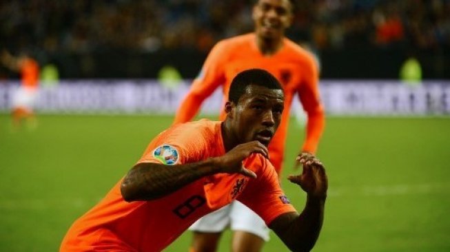 Gelandang Belanda Georginio Wijnaldum melakukan selebrasi setelah mencetak gol ke gawang Jerman dalam laga kualifikasi Piala Eropa 2020 di Hamburg. PATRIK STOLLARZ / AFP