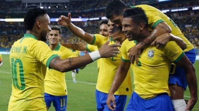 Para pemain Brasil merayakan gol Neymar Jr (kiri) ke gawang Kolombia dalam laga uji coba di Hard Rock Stadium, Miami, Florida.RHONA WISE / AFP