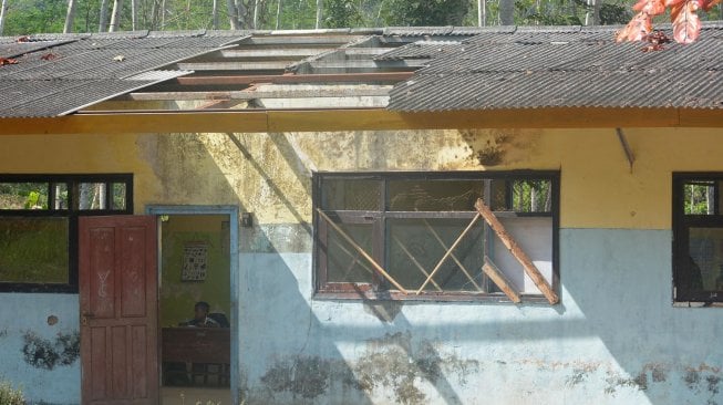 Siswa SDN Curah Takir 03 belajar di ruang kelas yang rusak di Desa Curah Takir, Tempurejo, Jember, Jawa Timur, Sabtu (7/9). [ANTARA FOTO/Seno]