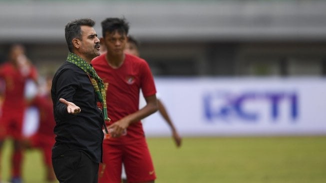 Pelatih kepala timnas U-19 Iran Seyed Akbar Pour Mousavi (kiri) memberikan instruksi kepada pemainnya pada pertandingan persahabatan melawan timnas U-19 Indonesia di Stadion Patriot Candrabhaga, Bekasi, Jawa Barat, Sabtu (7/9/2019). Timnas U-19 Indonesia dikalahkan Iran dengan skor 2-4. ANTARA FOTO/Nova Wahyudi/aww.