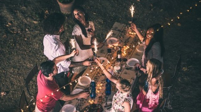 Makan bersama di luar ruangan (outdoor) sedang tren, tapi masih banyak yang belum tahu cara tepat menikmati menu makanannya. (Shutterstock)